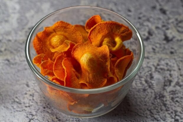 Carrot chips in the oven 