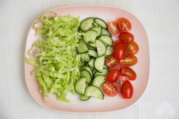 Simple salad with shrimp and Peking cabbage: photo of recipe preparation, step 2