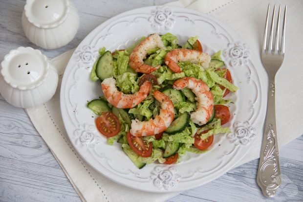 Simple salad with shrimp and Peking cabbage