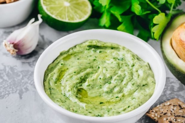 Hummus with avocado, herbs and lime juice 