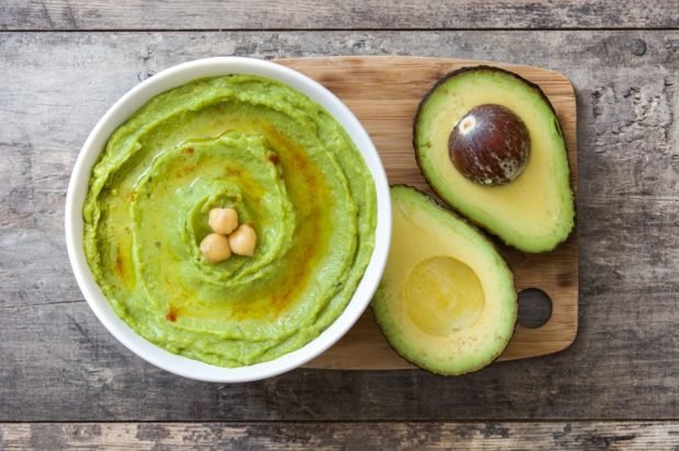 Hummus with avocado 