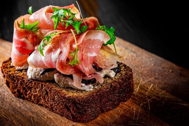 Bruschetta with prosciutto and nut cream cheese - a simple and delicious recipe, how to cook step by step