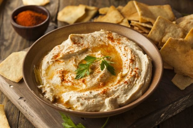 Hummus with spicy paprika 