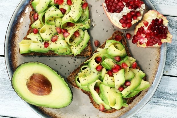 Sandwiches with avocado, pomegranate and chia 