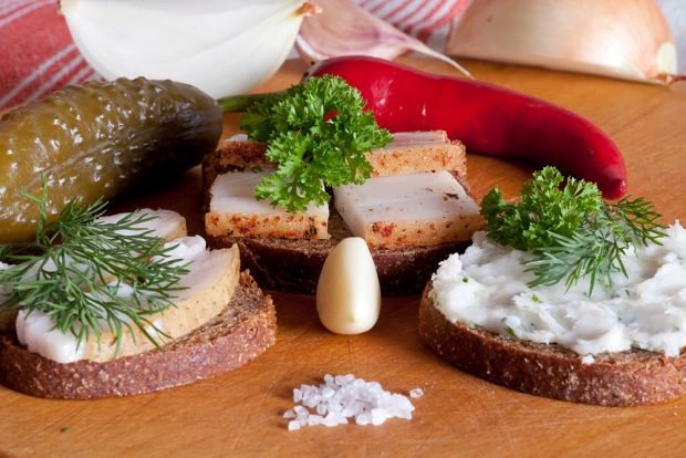 Spread on lard bread with garlic and herbs 