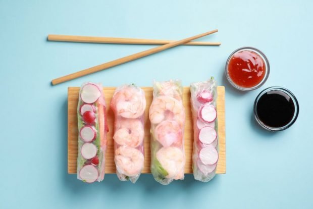 Spring rolls with shrimp and vegetables 