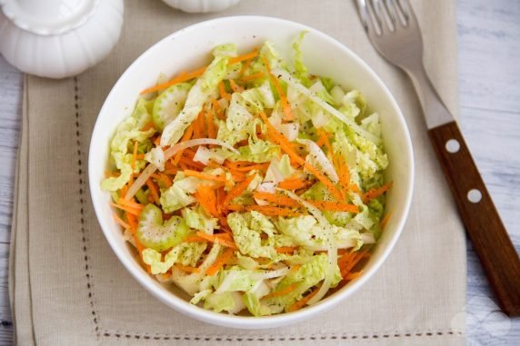 Peking cabbage salad with onions: photo of recipe preparation, step 3