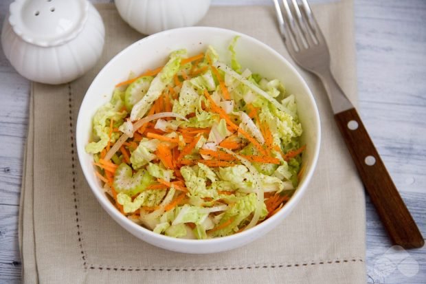 Peking cabbage salad with onions