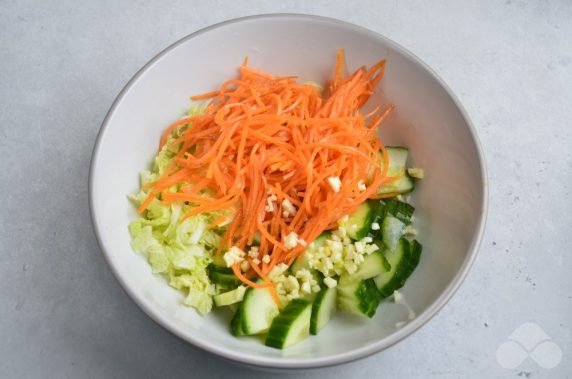 Salad of Peking cabbage, Korean carrots and cucumbers: photo of recipe preparation, step 2