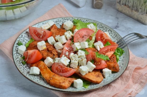 Salad with chicken fillet and cheese