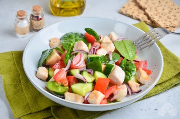 Vegetable salad with roast turkey