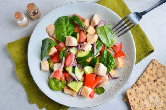 Vegetable salad with roast turkey: photo of recipe preparation, step 5