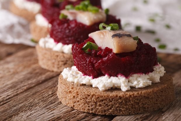 Sandwiches with herring and beetroot on black bread