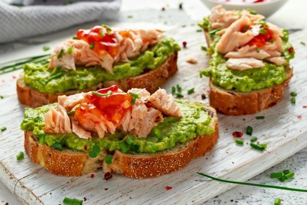 A sandwich with baked salmon is a simple and delicious recipe how to cook step by step