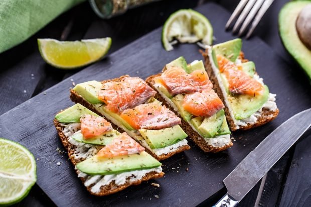 Sandwiches with avocado, cottage cheese and fish