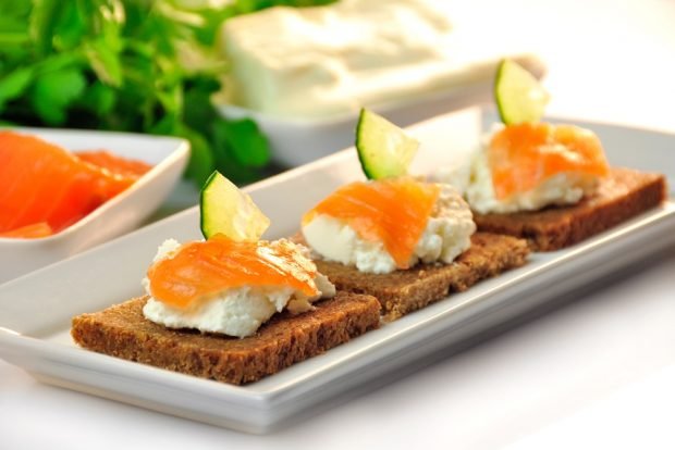 Canapes with cottage cheese
