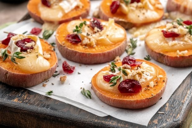 Sweet potato canapé with cheese 