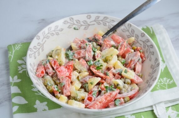 Potato salad with tomatoes and sausage: photo of recipe preparation, step 4