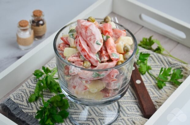 Potato salad with tomatoes and sausage