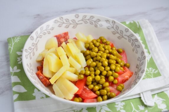 Potato salad with tomatoes and sausage: photo of recipe preparation, step 2