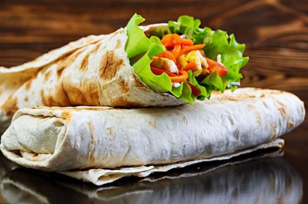 Shawarma with chicken, Korean carrots and tomatoes 