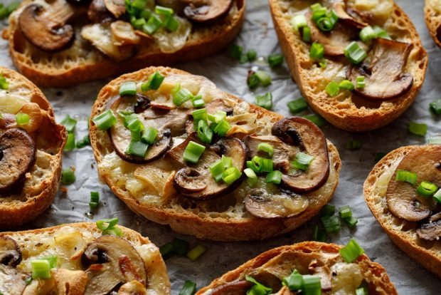 Hot bruschetta with mushrooms and cheese