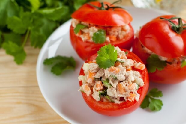 Stuffed tomatoes with tuna and carrots