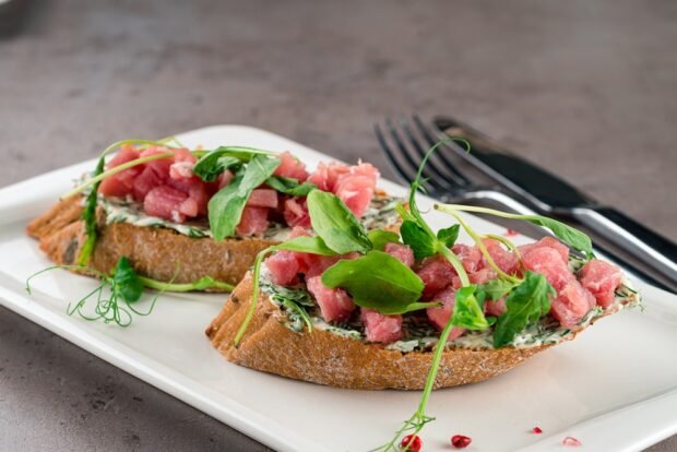 Bruschetta with tuna and herbs