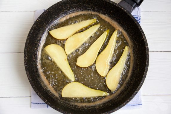 Salad of arugula, caramelized pear and gorgonzola: photo of recipe preparation, step 4