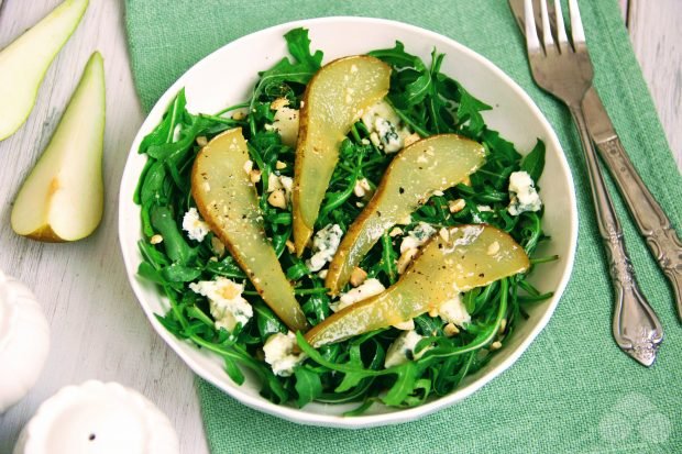 Salad of arugula, caramelized pear and gorgonzola