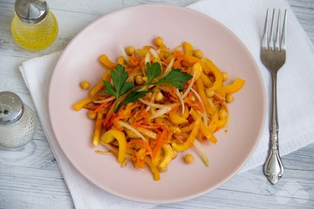 Hearty salad of chickpeas, Korean carrots and peppers