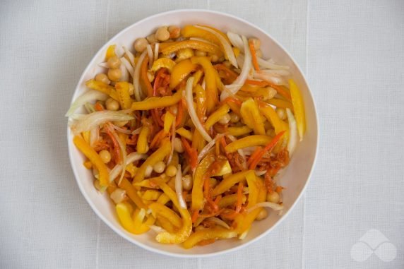 Hearty salad of chickpeas, Korean carrots and peppers: photo of recipe preparation, step 4