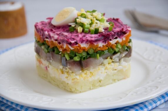 Herring under a fur coat with quail eggs: photo of recipe preparation, step 5