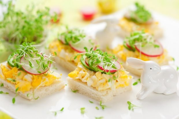 Canapes with eggs and vegetables