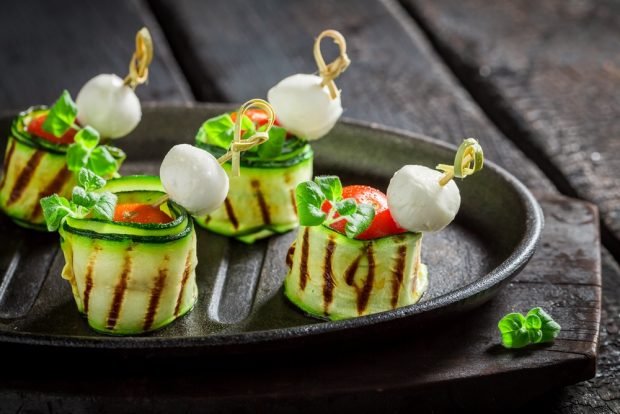 Canapes with zucchini and mozzarella