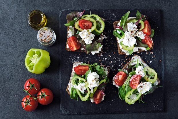 Sandwiches with vegetables and ricotta