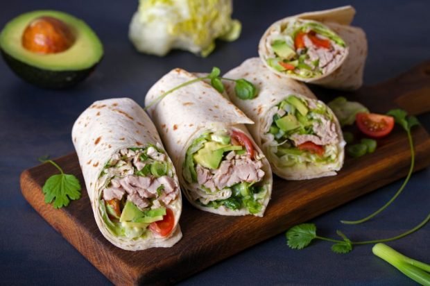 Shawarma with turkey, avocado and herbs 