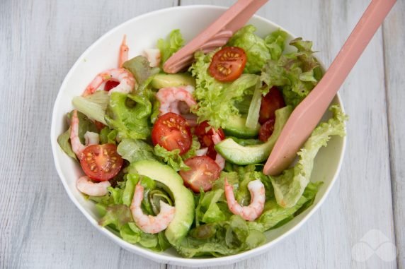 Salad with shrimp, avocado and cherry tomatoes: photo of recipe preparation, step 6