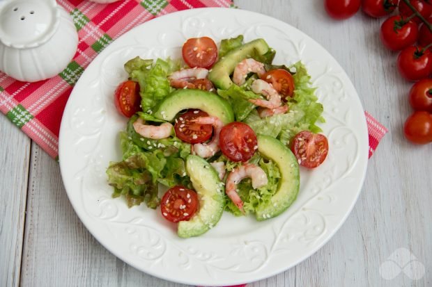 Salad with shrimp, avocado and cherry tomatoes