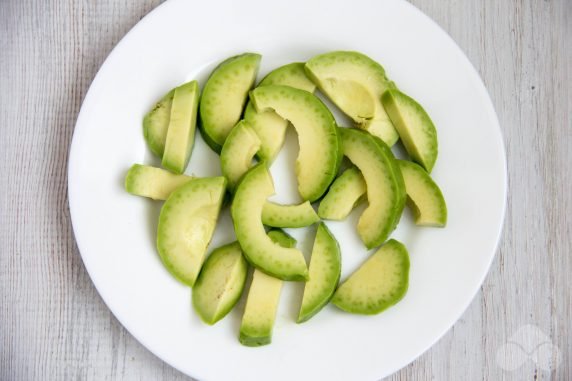 Salad with shrimp, avocado and cherry tomatoes: photo of recipe preparation, step 3