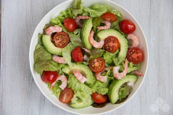 Salad with shrimp, avocado and cherry tomatoes: photo of recipe preparation, step 5