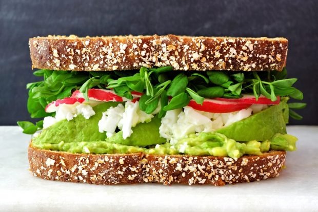 Protein sandwich with avocado and radish