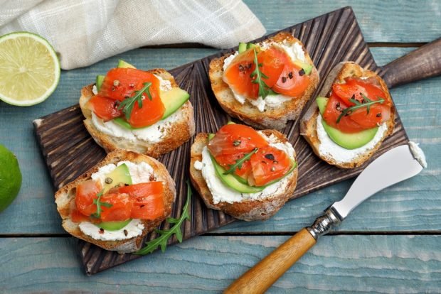 Sandwiches with avocado, cottage cheese and salmon