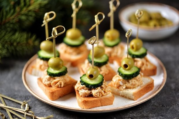 Canapé with cod liver is a simple and delicious recipe, how to cook step by step