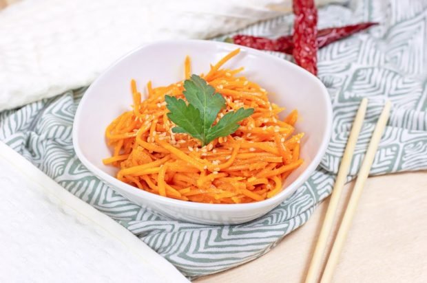 Korean carrot with dried chili pepper 