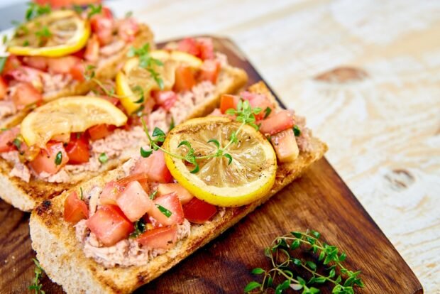 Bruschetta with tuna and tomatoes is a simple and delicious recipe, how to cook step by step