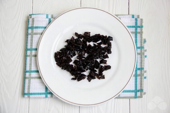 Festive puff salad with beef and prunes: photo of recipe preparation, step 4