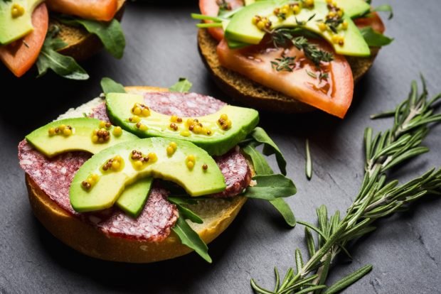 Sausage and avocado sandwich 