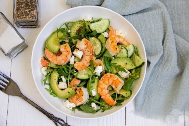 Salad with shrimp avocado and cucumber