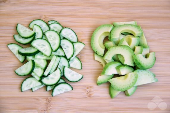 Salad with shrimp avocado and cucumber: photo of recipe preparation, step 2